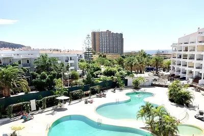 Image de Studio central avec vue sur la piscine