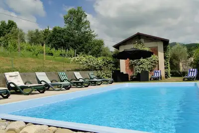 Image de 4 chambres, 3 salles de bains, piscine privée, wifi, au restaurant à pied, a\/c inc