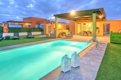 Fabuleux! Golf et vue sur la mer Piscine climatisée. Wifi. Barbecue. Caleta de Fuste.