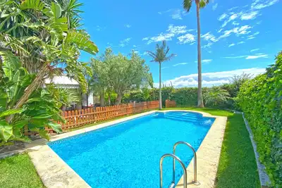 Image de Grande villa avec piscine privée et jardin tropical près de la plage