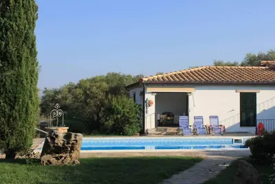 Maison entourée d'un parc jardin clos, vue sur  piscine  et montagnes