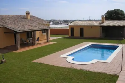 Image de Belle villa de campagne avec piscine privée, jardin et barbecue.