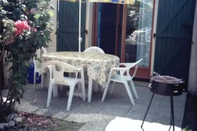 Image de House with garden. . . . . . . . . . . . . . . . . . . .