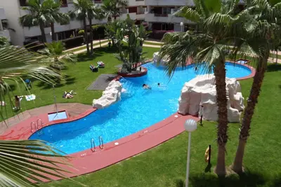 Image de Bel appartement ensoleillé bien équipé de 2 chambres avec vue sur la piscine, wi fi inclus