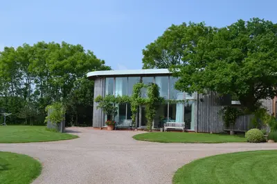 Image de Cutting Edge Luxury Designer contemporain Lodge Avec Open Country Vues