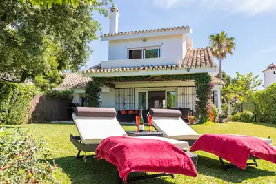 Image de Villa spacieuse et familiale avec piscine, jardin ensoleillé et vues spectaculaires sur la mer<br>