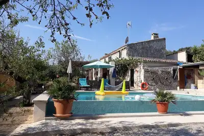 Image de Maison de campagne rustique, terrasse, verger et vue sur le village