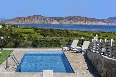 Nereid Villa! Vues sur la mer, piscine chauffée privée et jacuzzi chauffé extérieur!