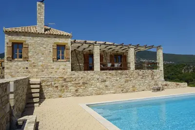 Image de Cottage en pierre avec piscine privée et vue sur la mer sur l'île préservée d'Eubée