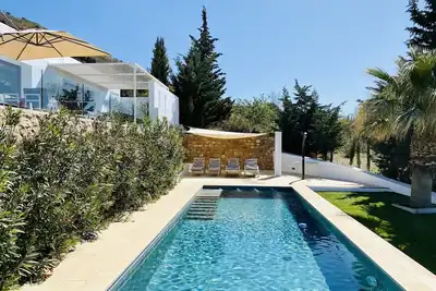 Image de The Glass House - Une élégante villa minimaliste et une piscine avec de belles vues. . .