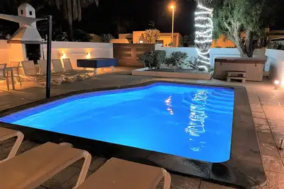 Image de A 4 élégant Bed \/ 4 salles de bain Villa dans un premier emplacement près de la mer, bain à remous, WiFi