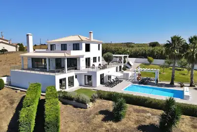 Image de Luxe 4 Chambres Villa avec grande piscine, pour 8 personnes, joliment aménagées.