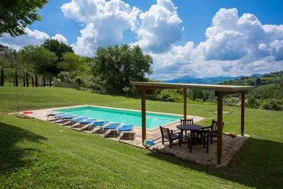 Image de Stylish Hilltop Villa 🌿 Pool, Views & Vineyard Charm, 5-min Walk to Village