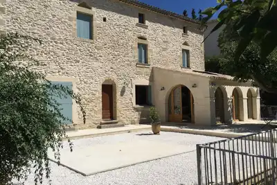 Image de Maison en pierre traditionnelle restaurée avec jardin privé. Piscine et parking
