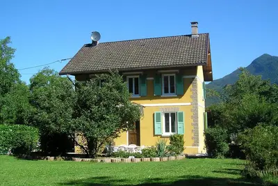 Image de Propriété de caractère proche du lac d'Annecy au milieu d'un paysage montagneux époustouflant.