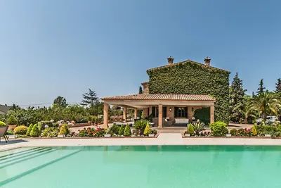 Regardez Notre Video! Villa avec magnifique piscine. Idéal.