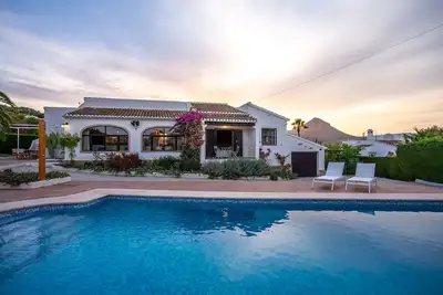 Image de Charmante villa 3 Chambres, Piscine privée, Wifi, Bbq, Airco, à 5 min plage