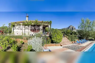Image de Villa avec piscine privée, une vue magnifique du lac \/ montagne et Wifi