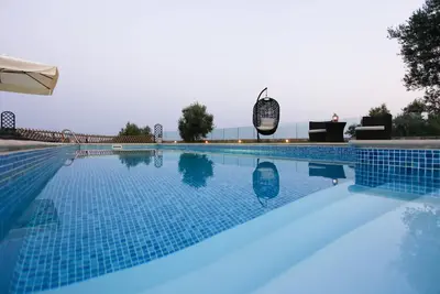 Image de Villa de luxe exclusive, grande piscine, vue imprenable, intimité, excellent personnel