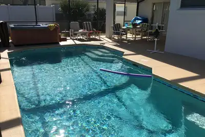 Image de Disney 5 minutes - 3 chambres 2 salles de bain piscine / bain à remous maison familiale privée