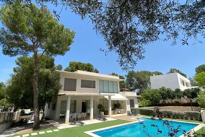 Image de Villa moderne avec piscine et dort 8