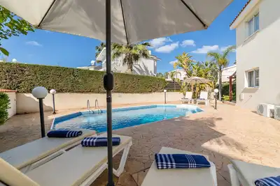 Image de Villa de luxe entièrement équipée avec piscine privée. À distance de marche de toutes les commodités