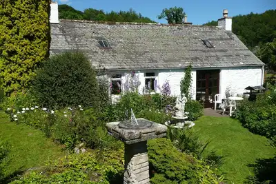 Image de Cosy Cottage dans la pittoresque rural Lieu Près de la mer, jardin, brûlure, des écureuils roux