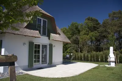 Image de Exclusive holiday home with thatched roof, right by the sea and on the beach behind the dune