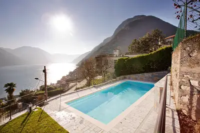 Image de Appartement avec piscine à Argegno. Maison panoramique moderne à 180 degrés avec vue sur le lac et 2 chambres.