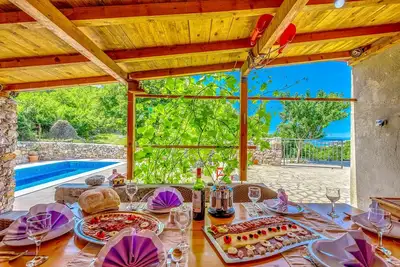 Image de Maison avec vue sur la mer dans sa propre vallée avec un jardin écologique