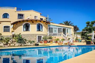 Image de Villa avec piscine privée, jardin, Wlan, air condi. , machine à laver, parking
