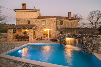 Image de Villa en pierre entouré par une nature magnifique, calme, piscine avec cascade