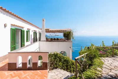 Image de Villa typique à côte unique avec vues sur la mer