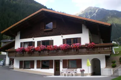 Image de Endroit ensoleillé et calme avec vue sur les belles montagnes du Montafon