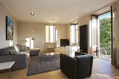 Exclusive appartement 3 pièces (environ 140 m²) avec une vue imprenable sur le lac