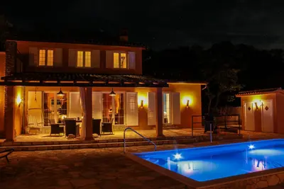 Image de villa neuve proche mer avec piscine chauffée - intimité absolue