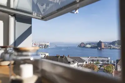 Image de Appartement lumineux et moderne avec une vue imprenable sur le fjord, incl. parking