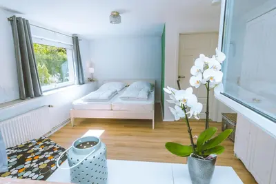 Image de Bungalow familial dans une atmosphère calme près de la mer Baltique avec Cheminee!