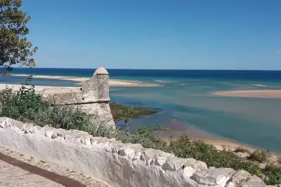 Image de Maison portugaise traditionnelle dans un village balnéaire pittoresque.