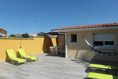 Image de Maison sympathique, joliment rénovée, moderne et confortable, proche de la plage