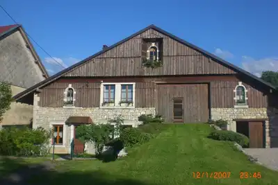Image de ancienne ferme comtoise rénovée à La Chenalotte, village à 20 km de la Suisse