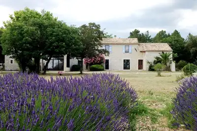 Image de Gîte dans Mas provençal pour 9 personnes