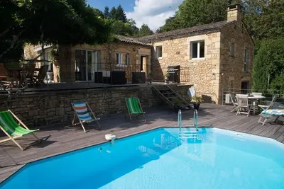 Image de 200 m de la cite medievale, maison en pierre, piscine, vue sur la cathedrale