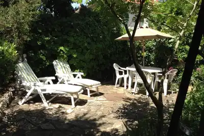 Image de Appartement avec jardin 3 à 4 personnes, quartier résidentiel, proche plage