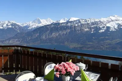 Image de Beatenberg près d'Interlaken: vue magnifique sur le lac et les montagnes