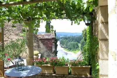 Image de La Treille, maison de charme, au coeur de Beynac.