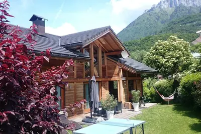 Image de maison lumineuse et chaleureuse avec un grand jardin. classé 3 étoiles