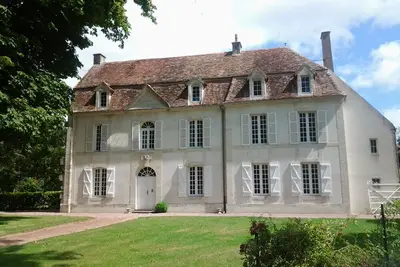 Image de Maison de famille du 18ème siècle avec piscine, grand jardin arboré