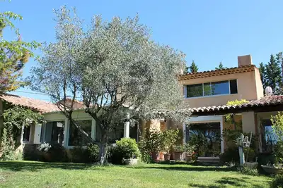 Villa moderne avec piscine, 7 pers. , au calme à Lourmarin.