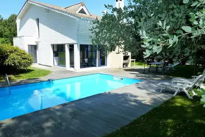Image de Villa contemporaine avec piscine chauffée (dès avril) - proximité golf et plages